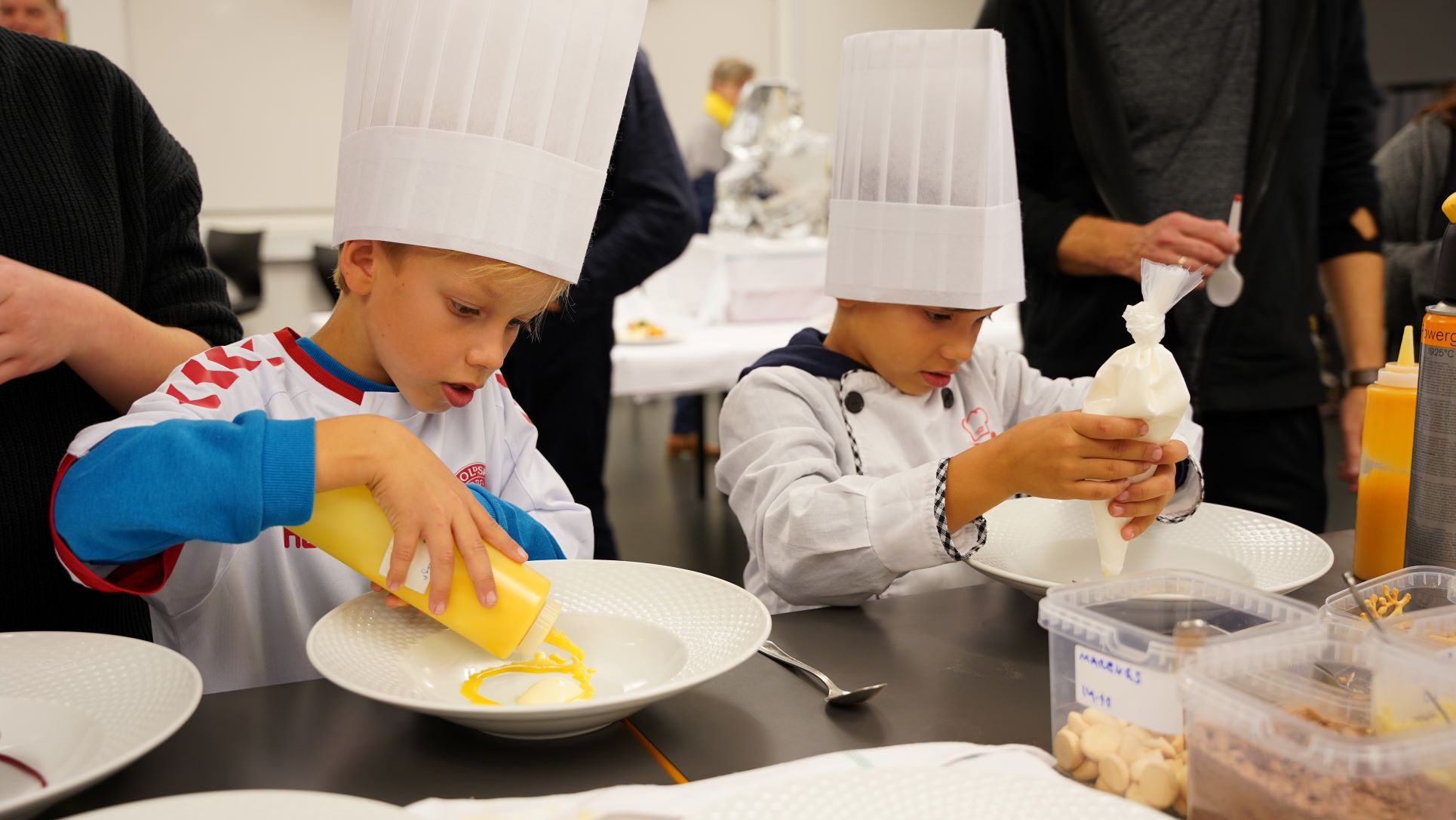 Koncentrerede børn anretter desserter til workshop på Hotel- og Restaurantskolen under Kulturnatten 2022