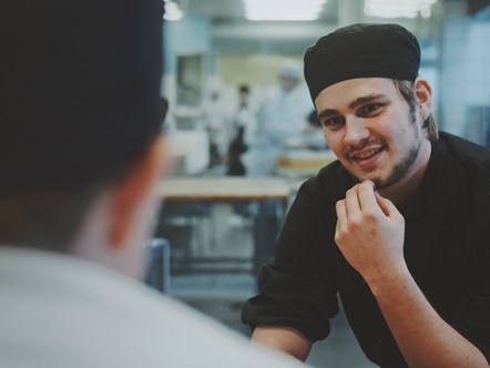 På uddannelsen til EUX Kok lærer du det madfaglige håndværk, samtidig med at du får en studentereksamen.