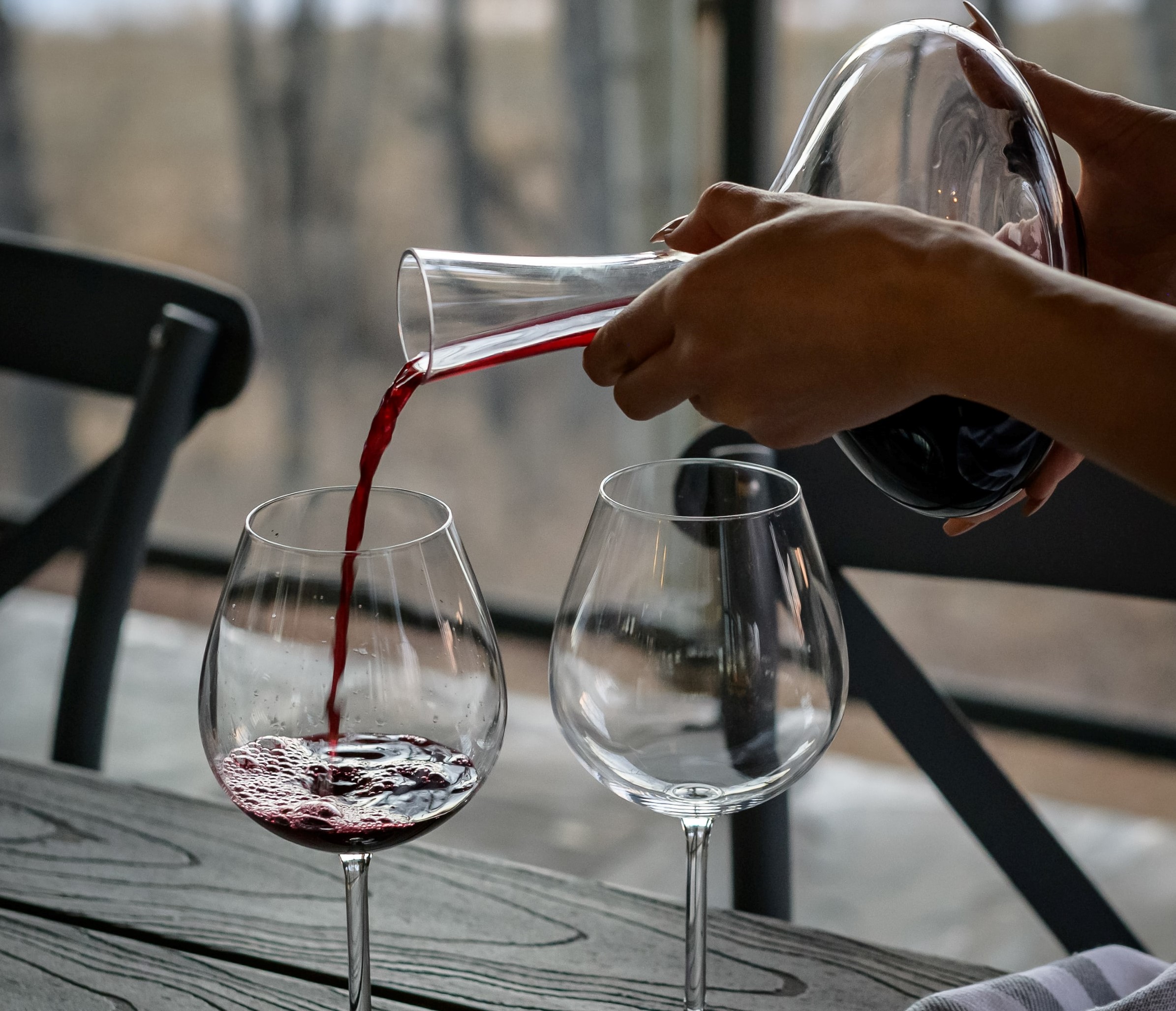 Rødvin bliver skænket fra en karaffel.
