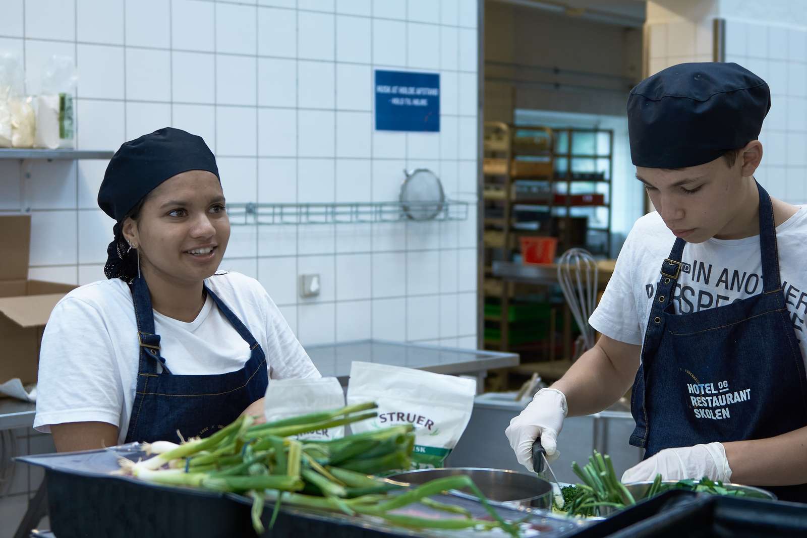unge elever på Hotel- og Restaurantskolen