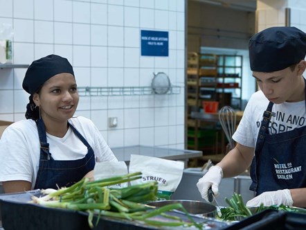unge elever på Hotel- og Restaurantskolen