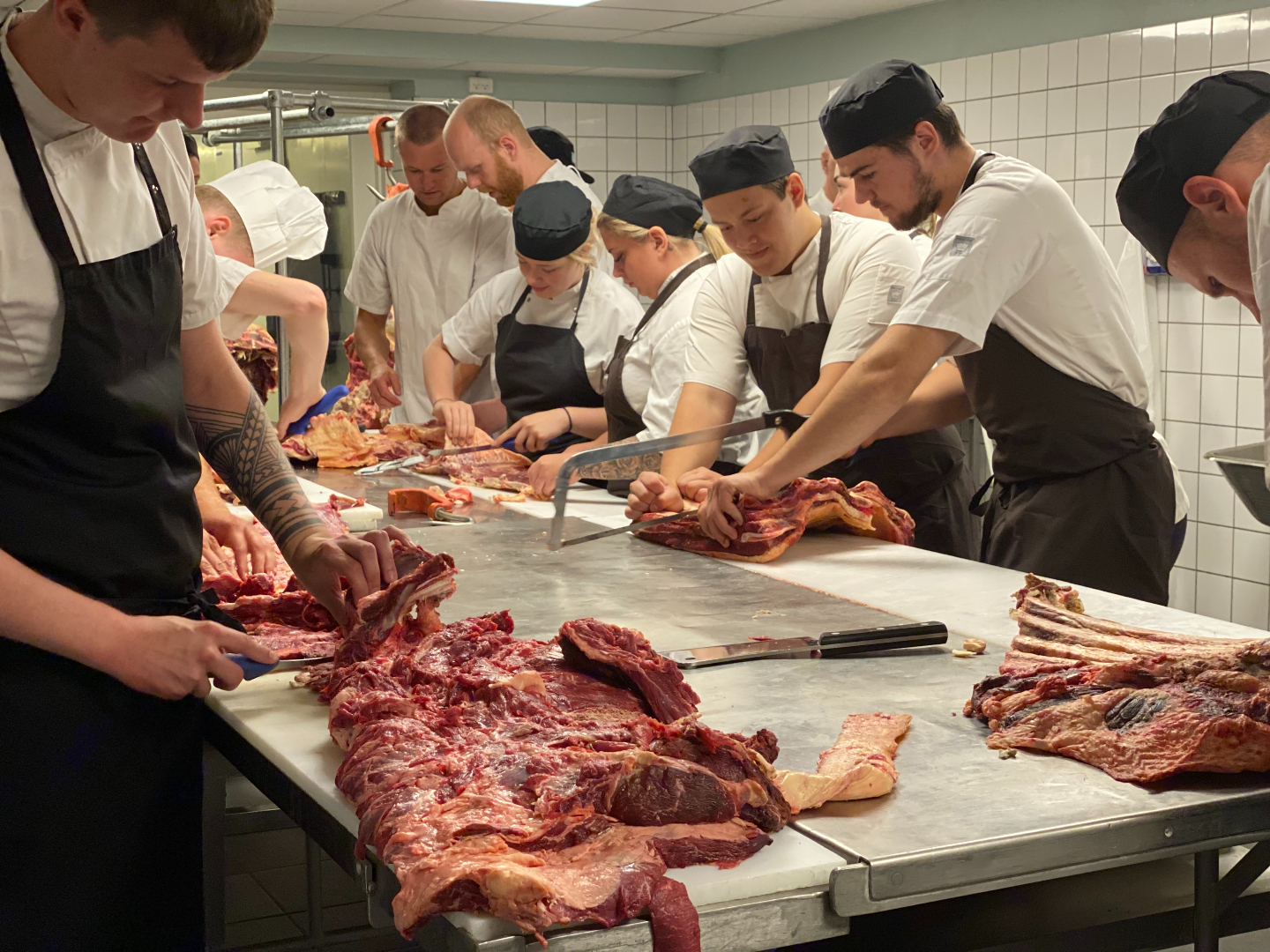 På gourmetslagter-uddannelsen på Hotel- og Restaurantskolen i København lærer du fx om udskæringer og charcuteri.