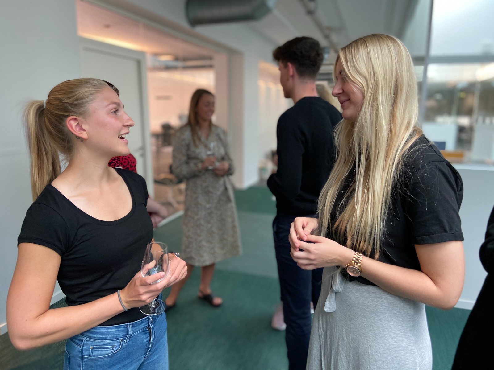 Receptionister fejrer afslutning på skoleforløbet Hotel- og Restaurantskolen