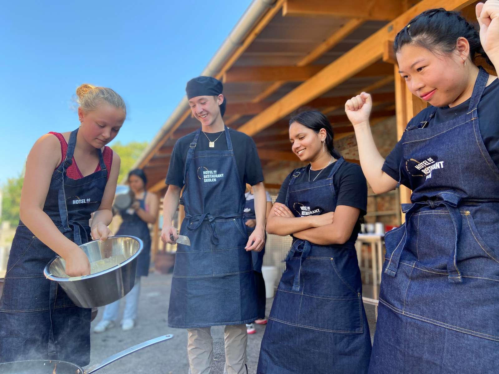 10. klasses elever tilbereder mad med hinanden udenfor