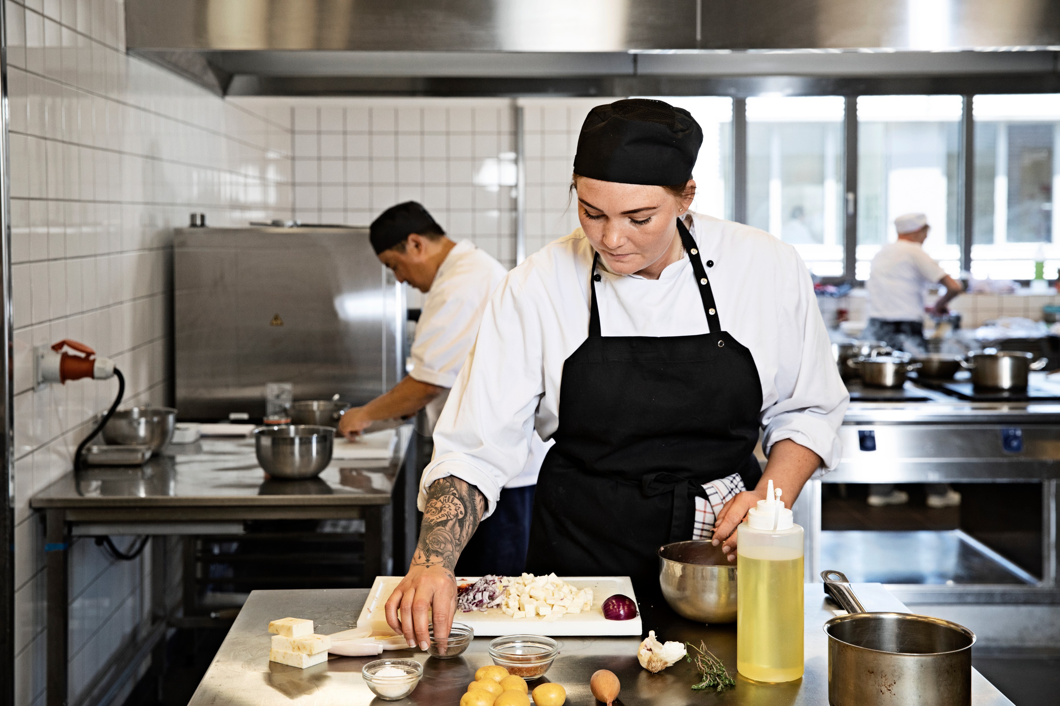 Som smørrebrød/cater-elev lærer du at lave godt smørrebrød og får gode arbejdstider.