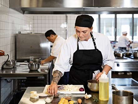 Som smørrebrød/cater-elev lærer du at lave godt smørrebrød og får gode arbejdstider.