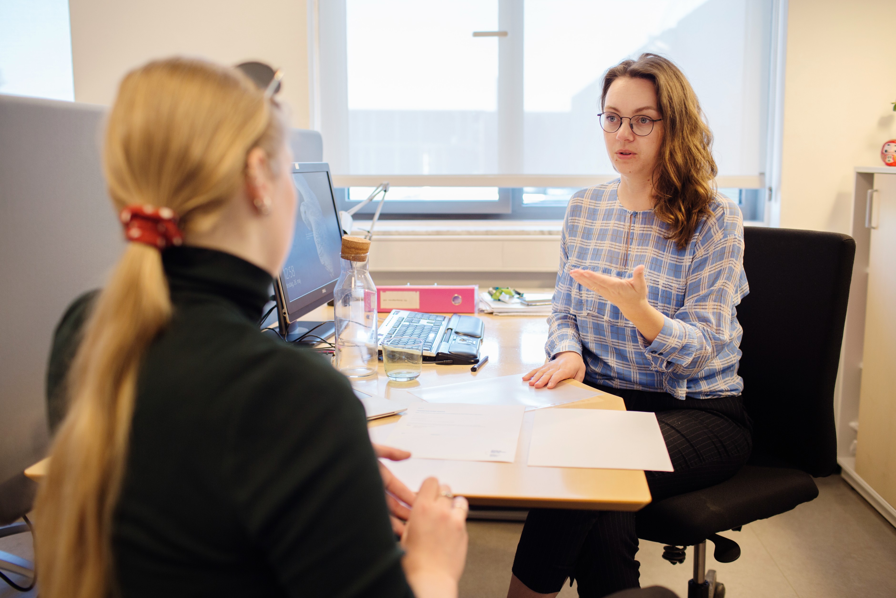 Skolens internationale koordinator hjælper en elev.