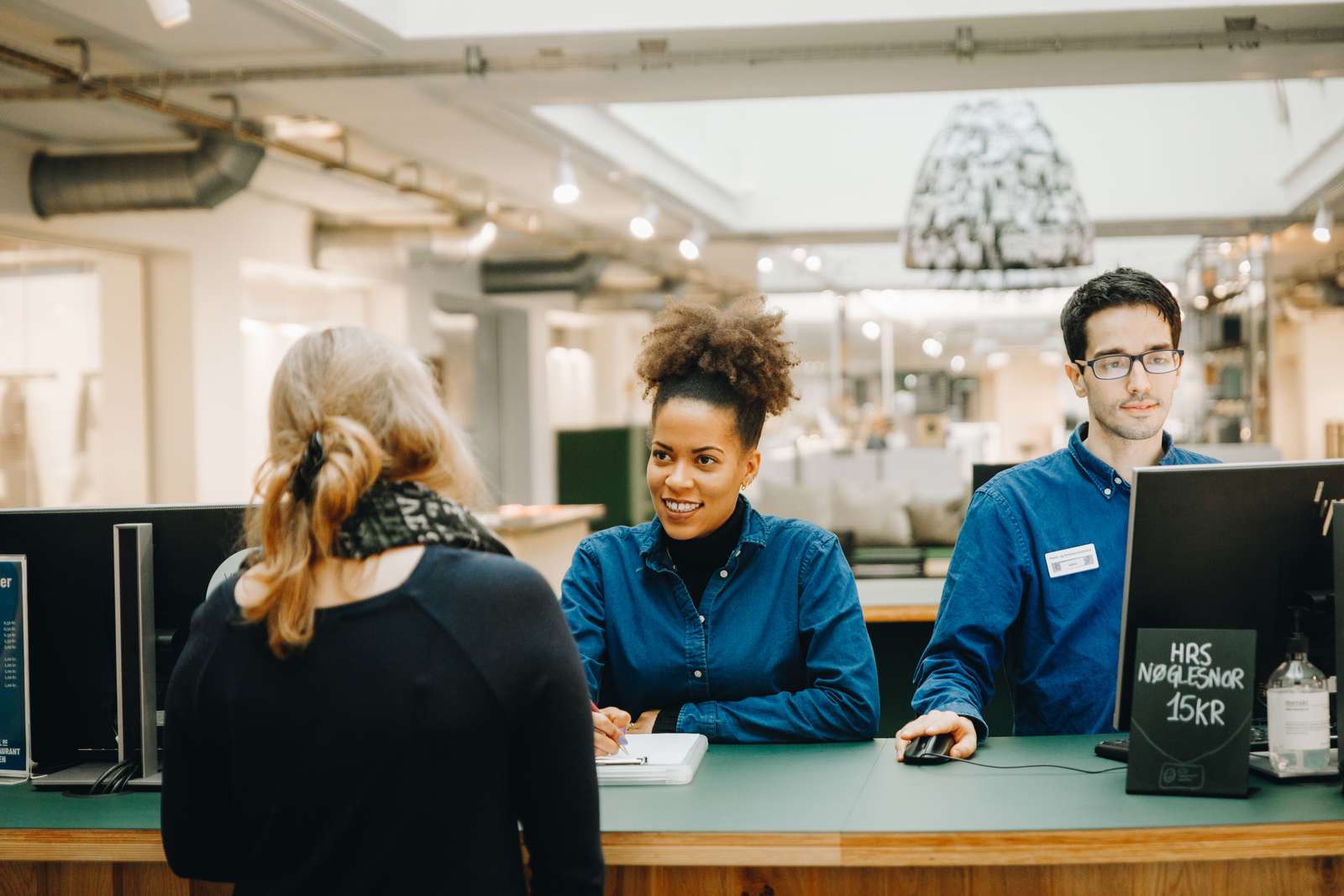 Som receptionist-elev lærer du om værtskab, kommunikation og kulturforståelse.