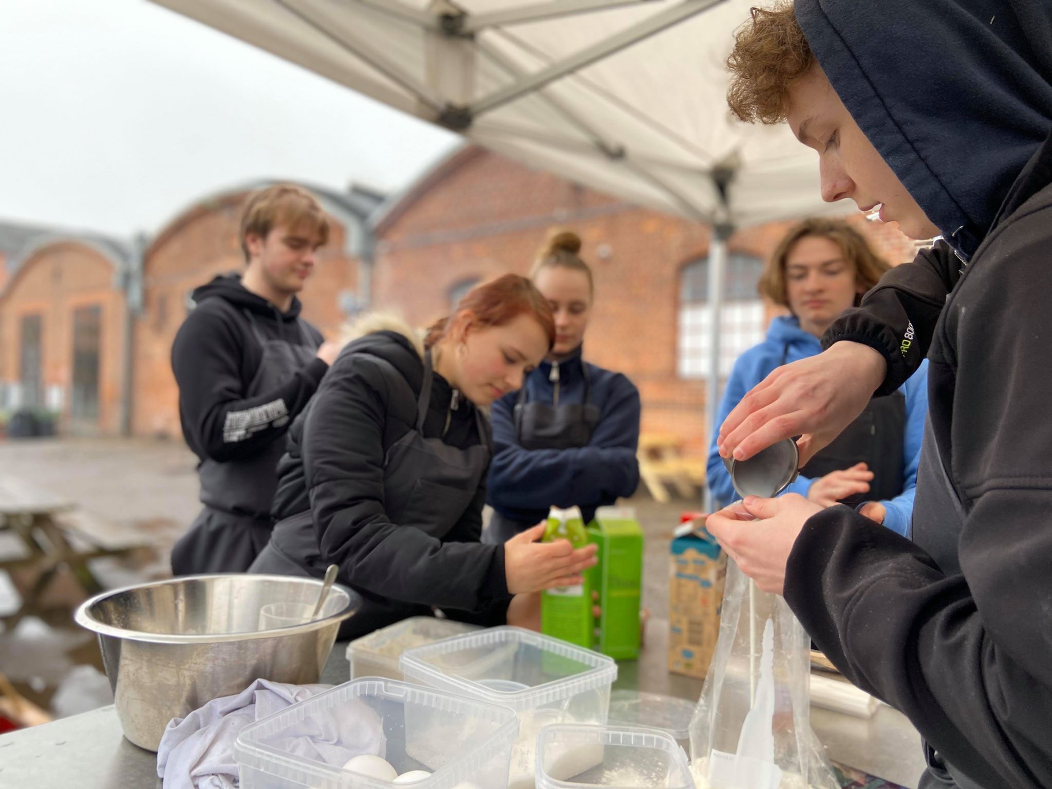 Elever laver mad i vores udendørs køkken Hotel- og Restaurantskolen