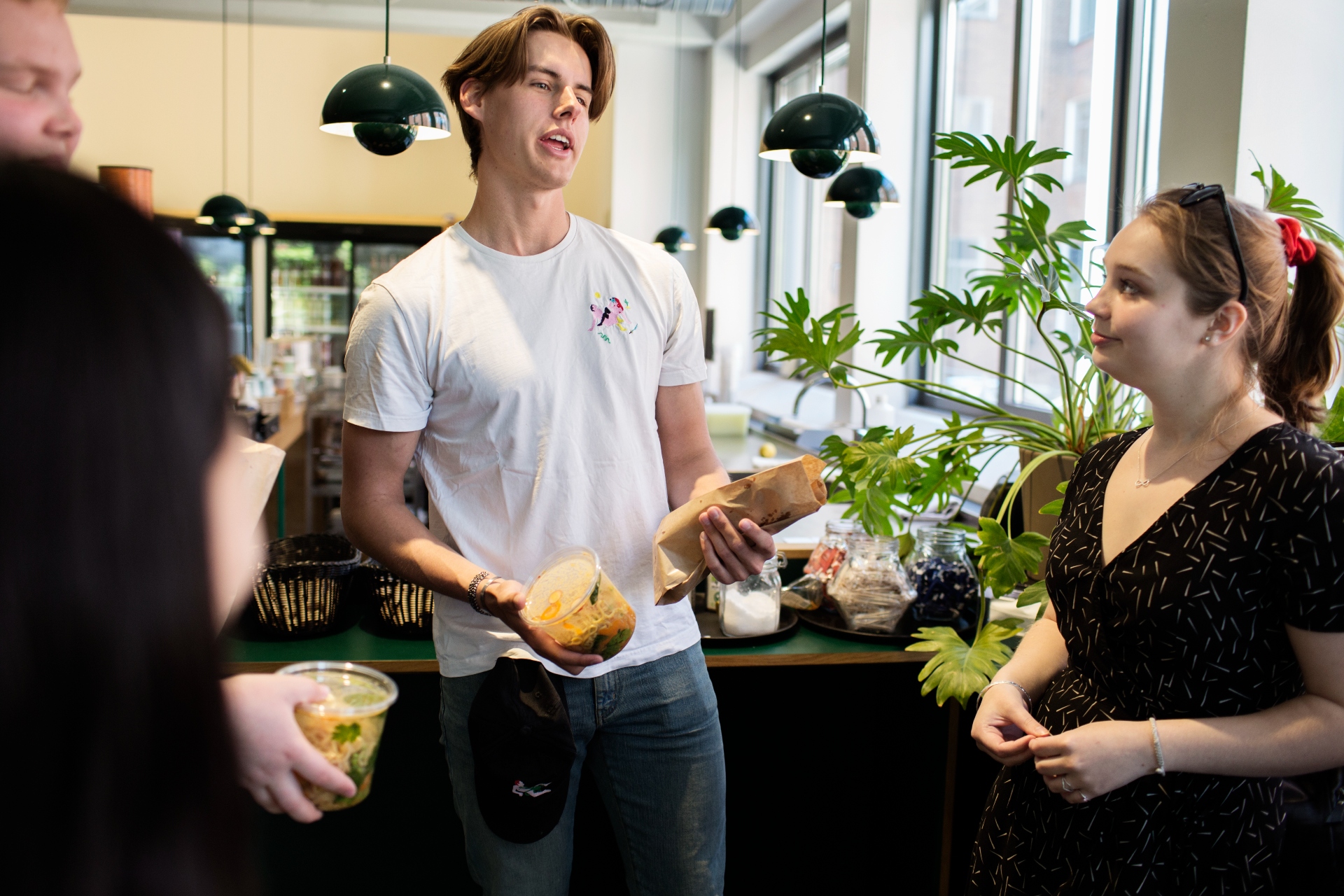 I kaffebaren på skolen kan man mødes og købe frokost.