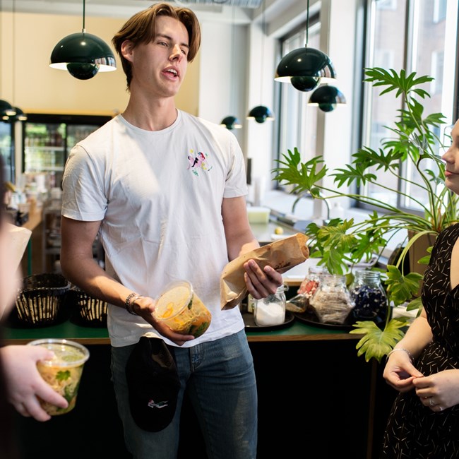 I kaffebaren på skolen kan man mødes og købe frokost.