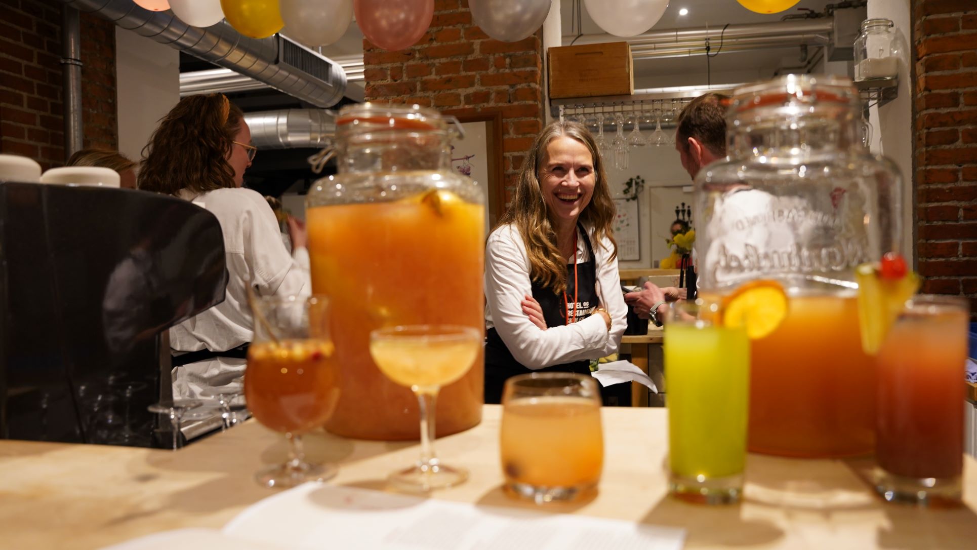 Farverige cocktails i baren på Kulturnatten 2022 på Hotel og Restaurantskolen