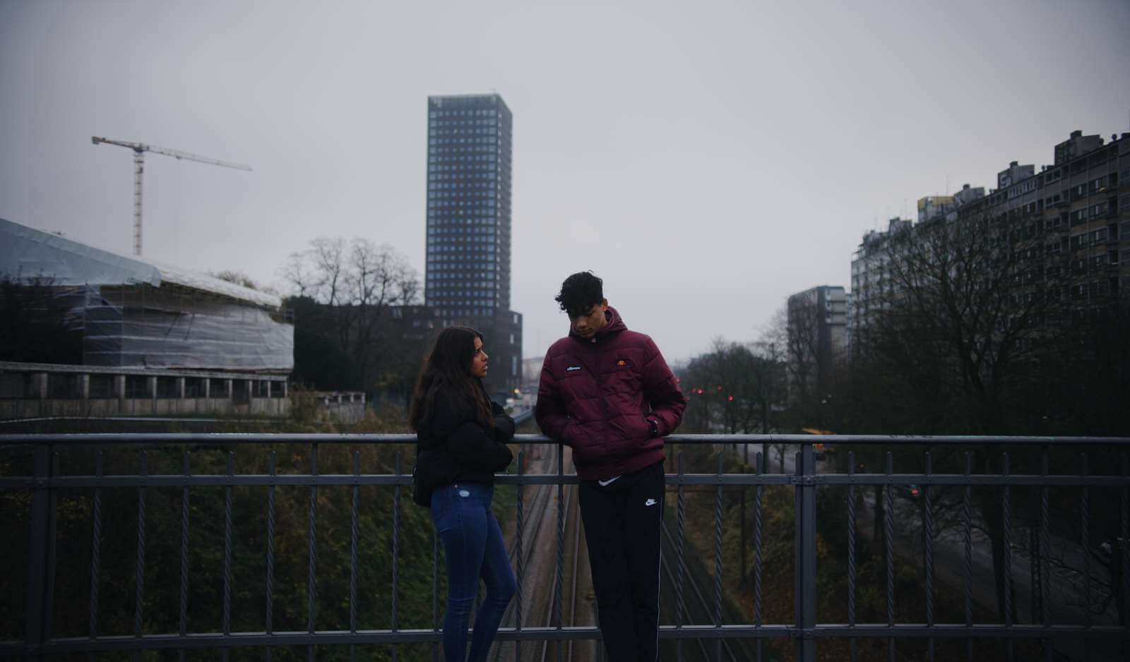 To elever i 10. klasse står på en bro tæt på Hotel- og Restaurantskolen i Valby.