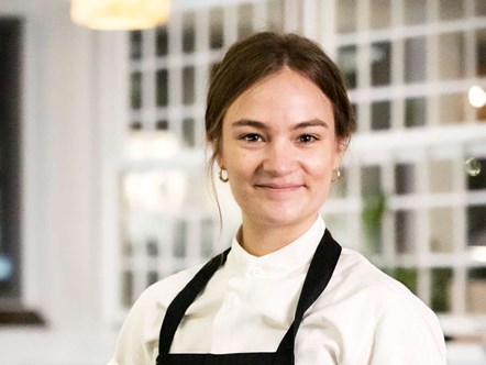 Kokkeelev Matilde smiler.