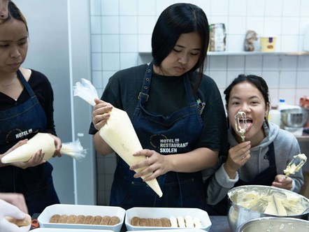 unge elever på Hotel- og Restaurantskolen