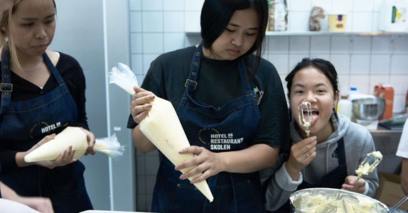 unge elever på Hotel- og Restaurantskolen