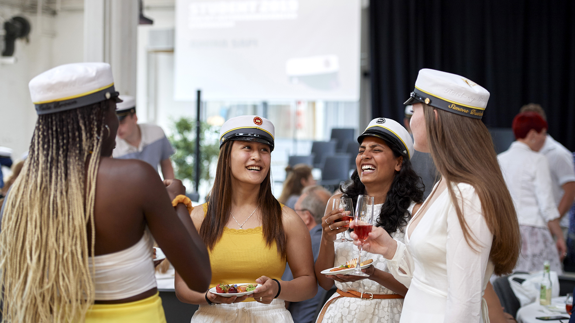 EUX-studenter fejrer afslutningen med godt at spise og drikke på Hotel- og Restaurantskolen