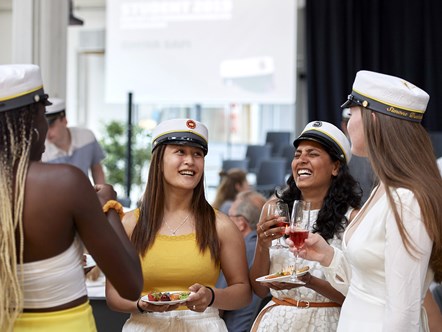 EUX-studenter fejrer afslutningen med godt at spise og drikke på Hotel- og Restaurantskolen