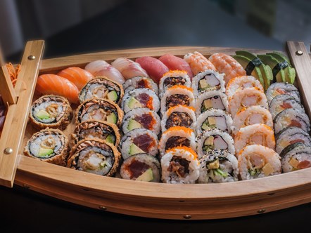 En servering med sushi.