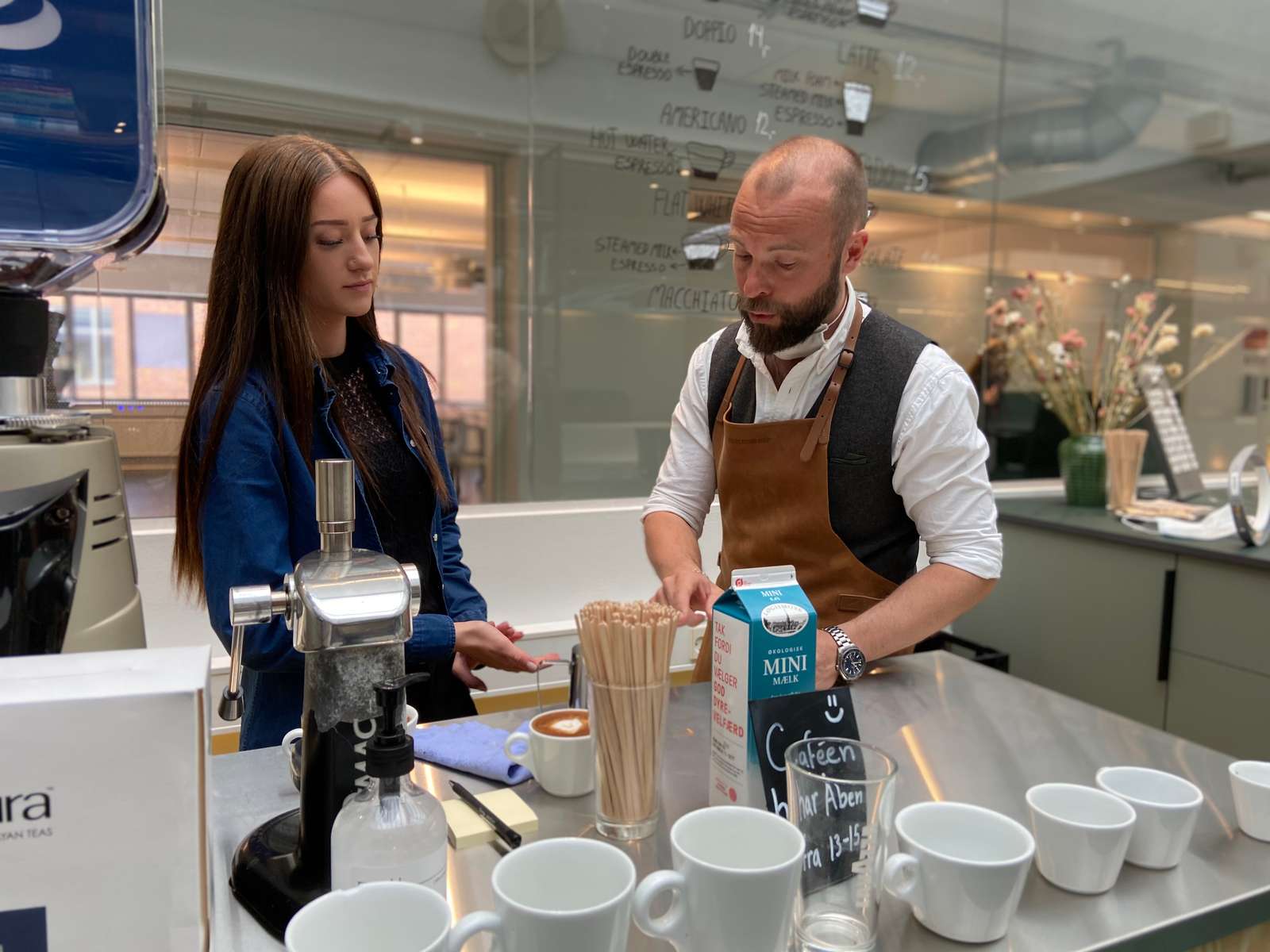 Elev på Hotel- og Restaurantskolen er ved at lave kaffe i Bar Kaf.