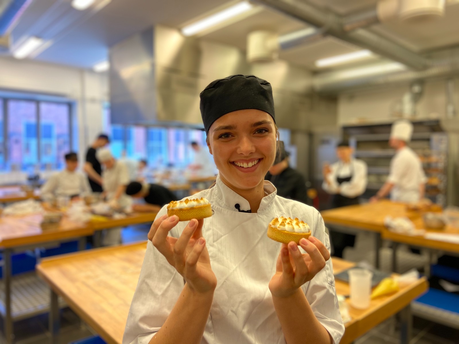 Vores bagerelev Frederikke viser sine franske citrontærter på Hotel- og Restaurantskolen