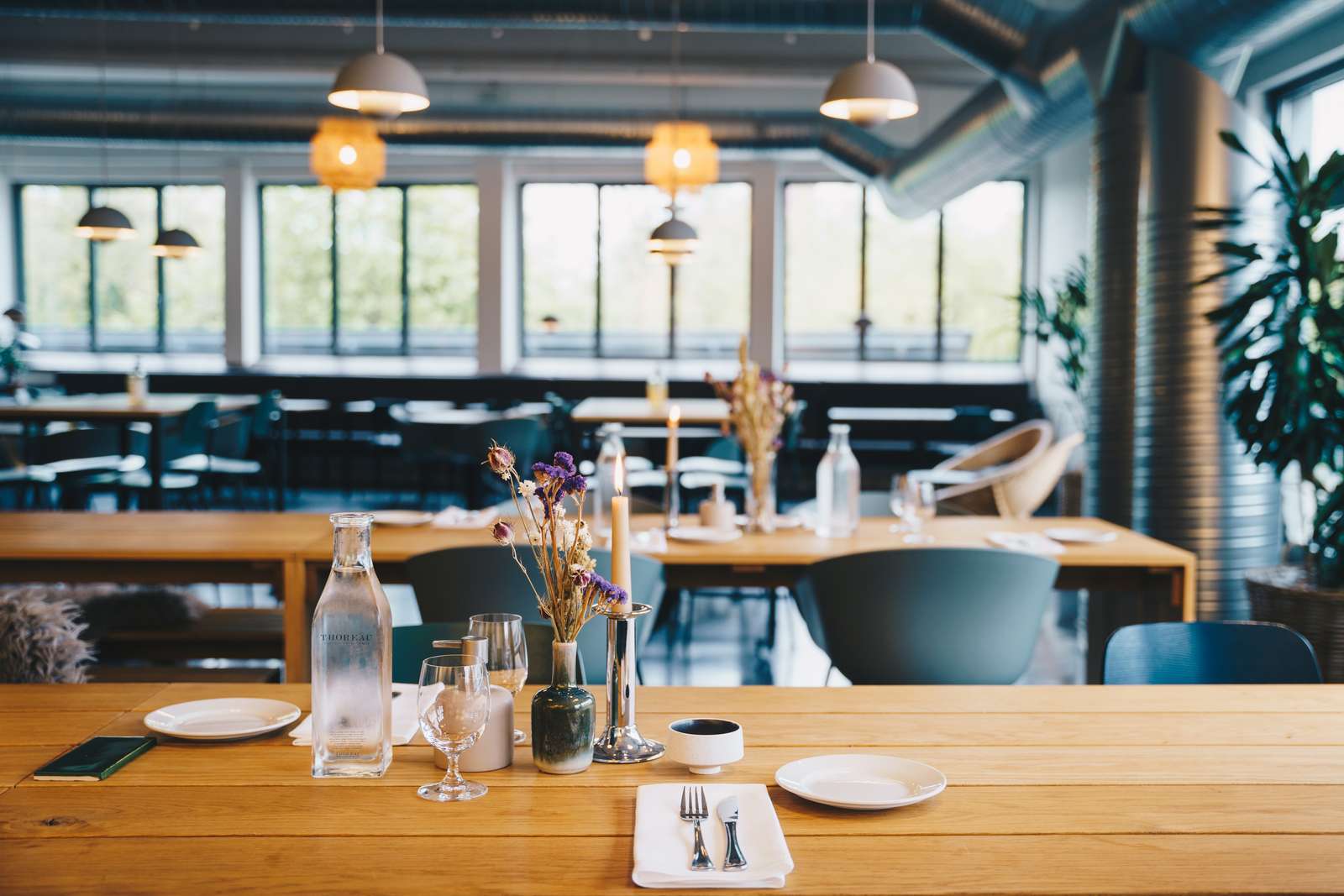 Der er dækket op i spisehuset på Hotel- og Restaurantskolen.