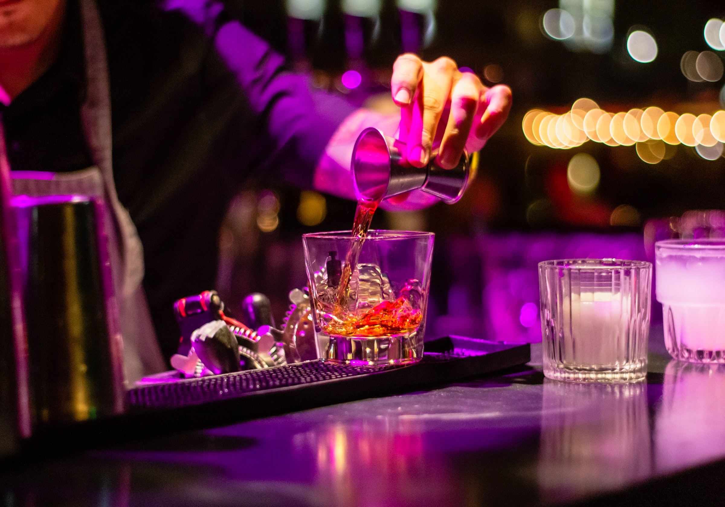 En bartender er ved at lave cocktails.