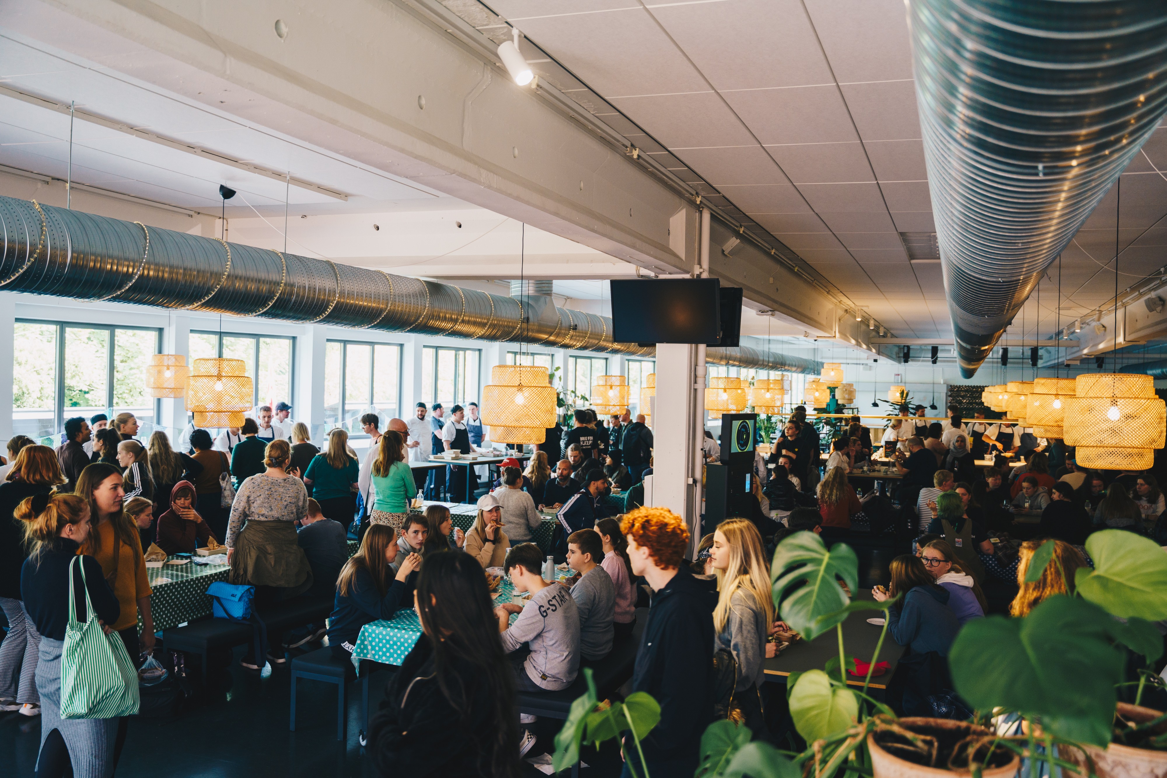 Elever spiser streetfood til frokost i Spisehuset.