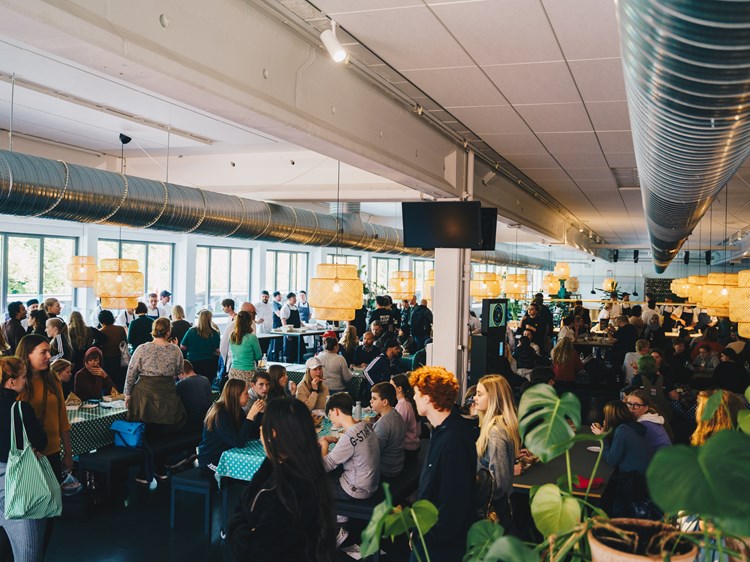 Elever spiser streetfood til frokost i Spisehuset.