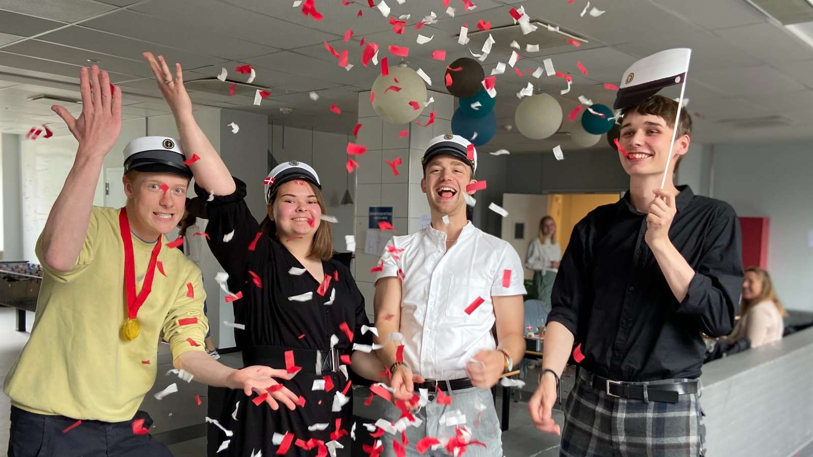 EUX-studenter fejrer afslutningen på Hotel- og Restaurantskolen