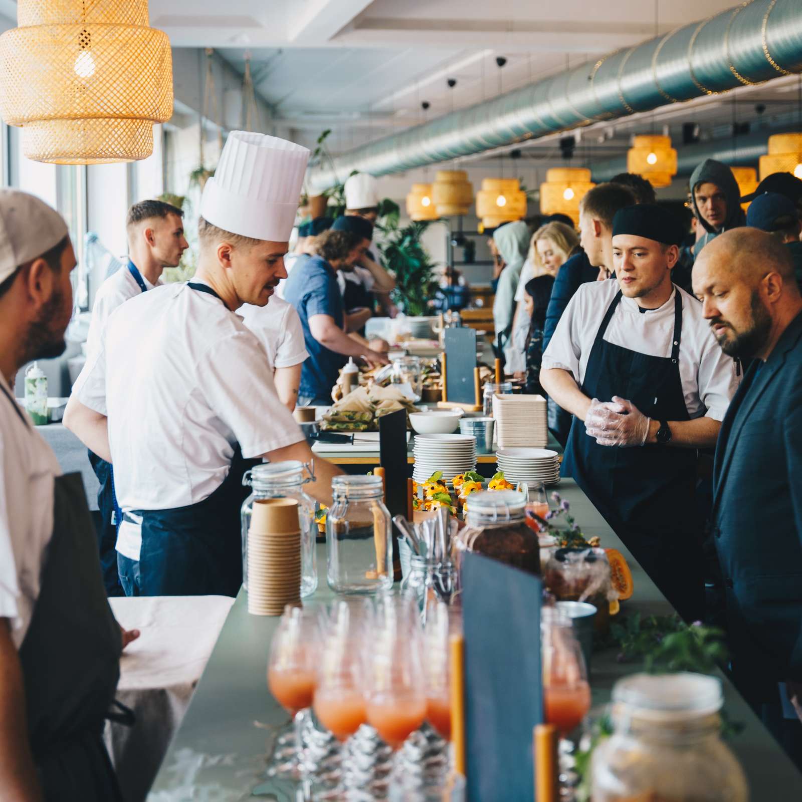 Elever forbereder og serverer snacks og drinks for nysgerrige gæster til streetfood og klimchi workshop på Hotel- og Restaurantskolen
