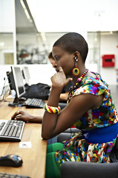 Elev arbejder ved computer på Hotel- og Restaurantskolen