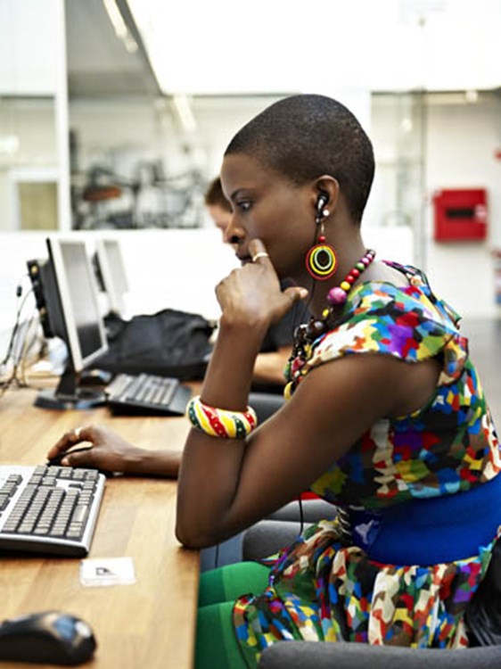 Elev arbejder ved computer på Hotel- og Restaurantskolen
