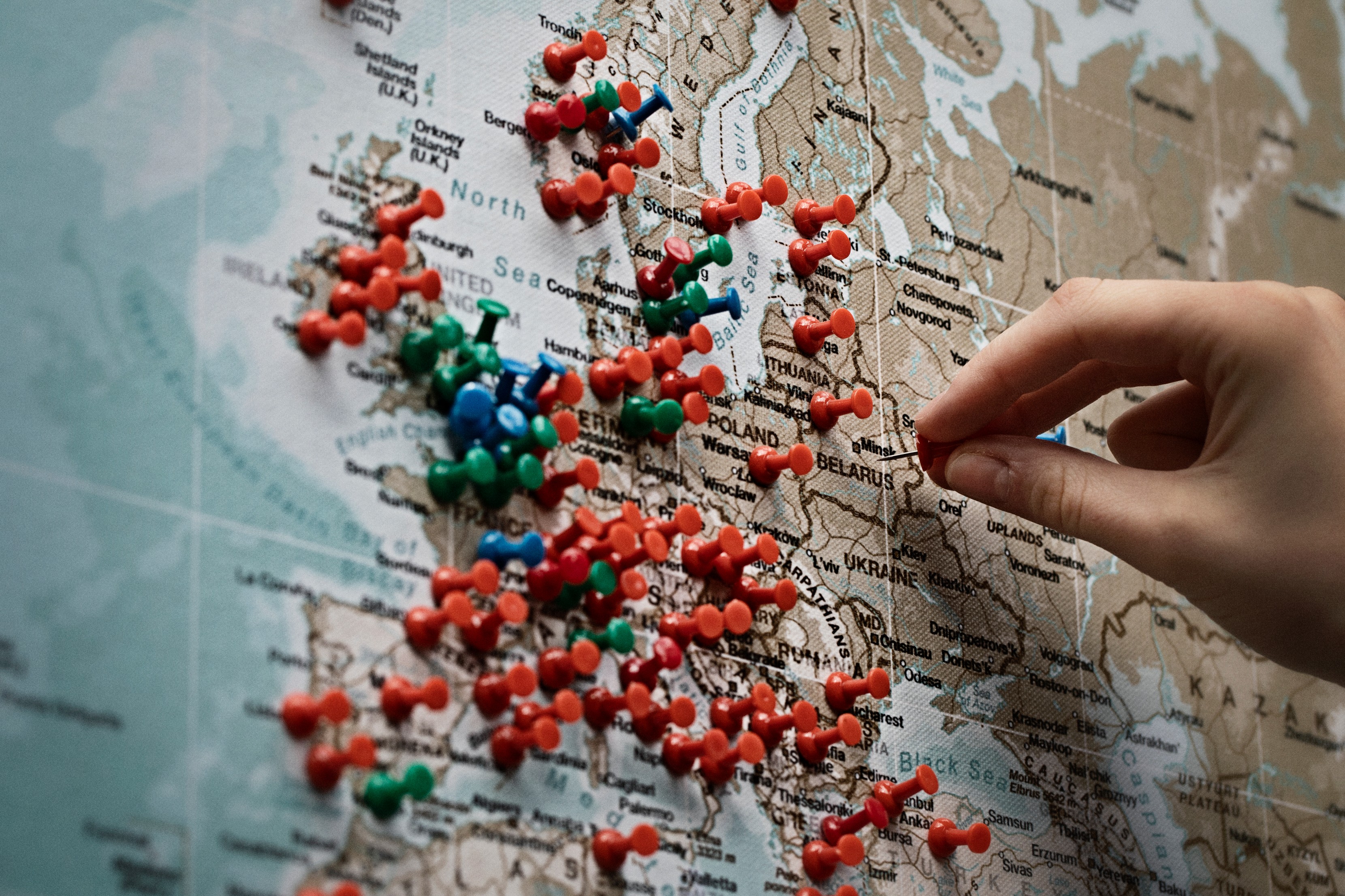 En knappenål viser praktiksteder i Europa på et kort.