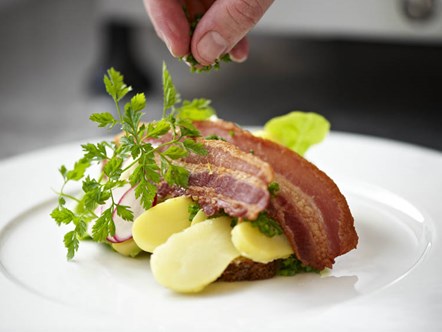 Elev sætter sidste finish på smørrebrød