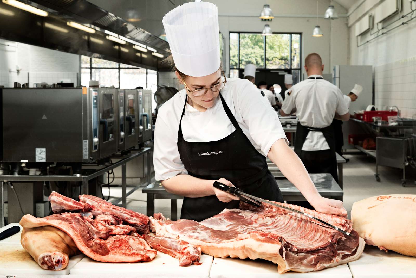 Slagterelev Sif udskærer svinebryst