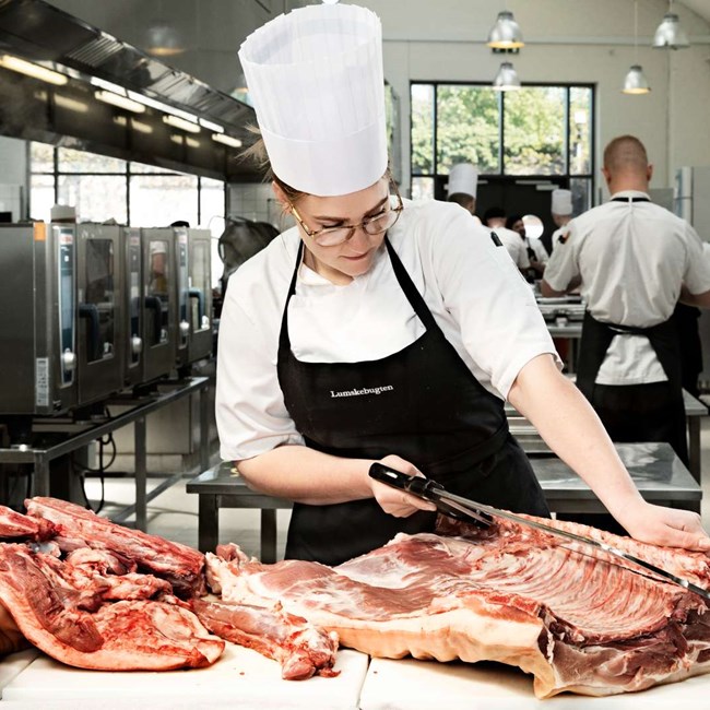 Slagterelev Sif udskærer svinebryst