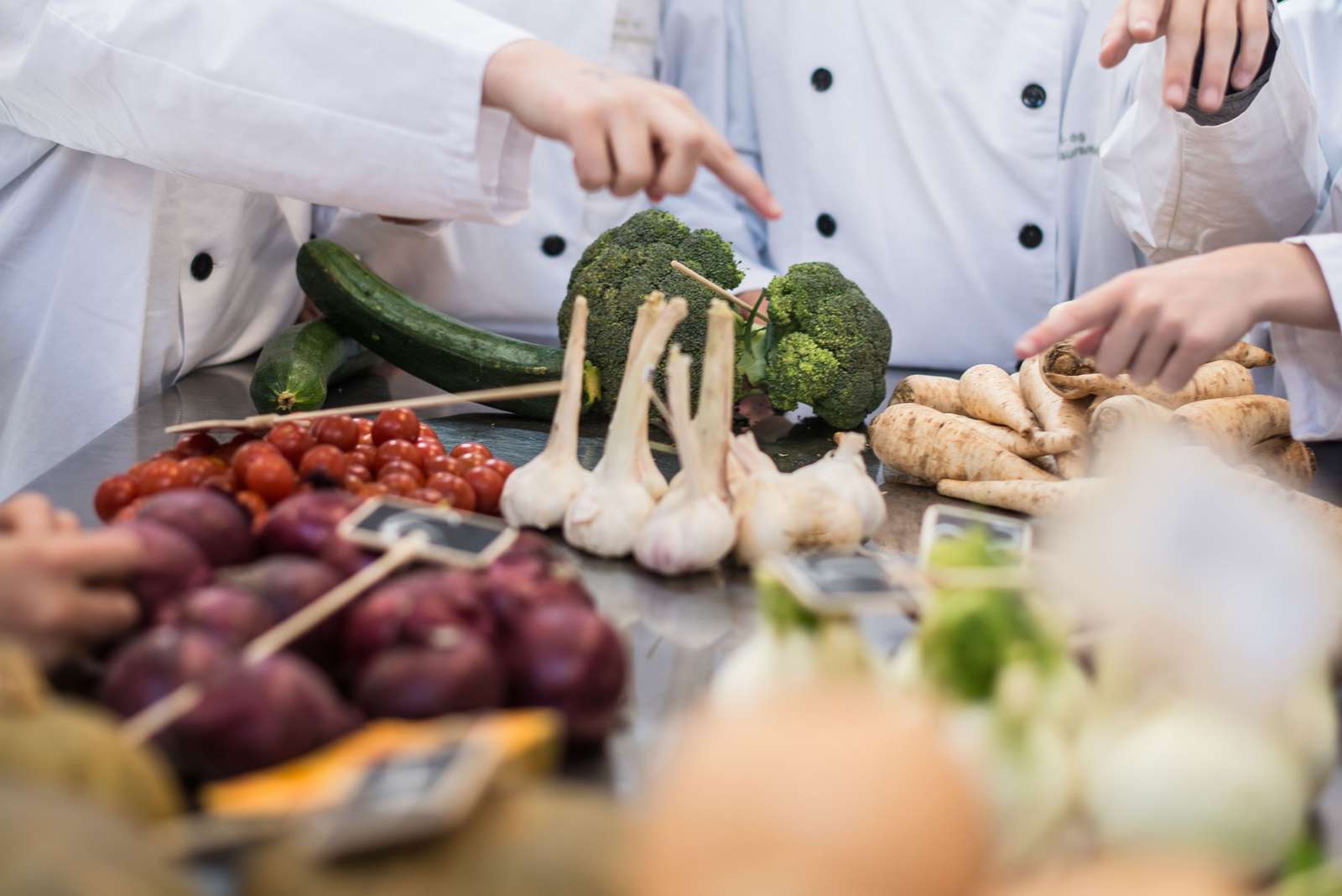 Soeb Haender Groentsager Bord Kokkejakker 1600Px