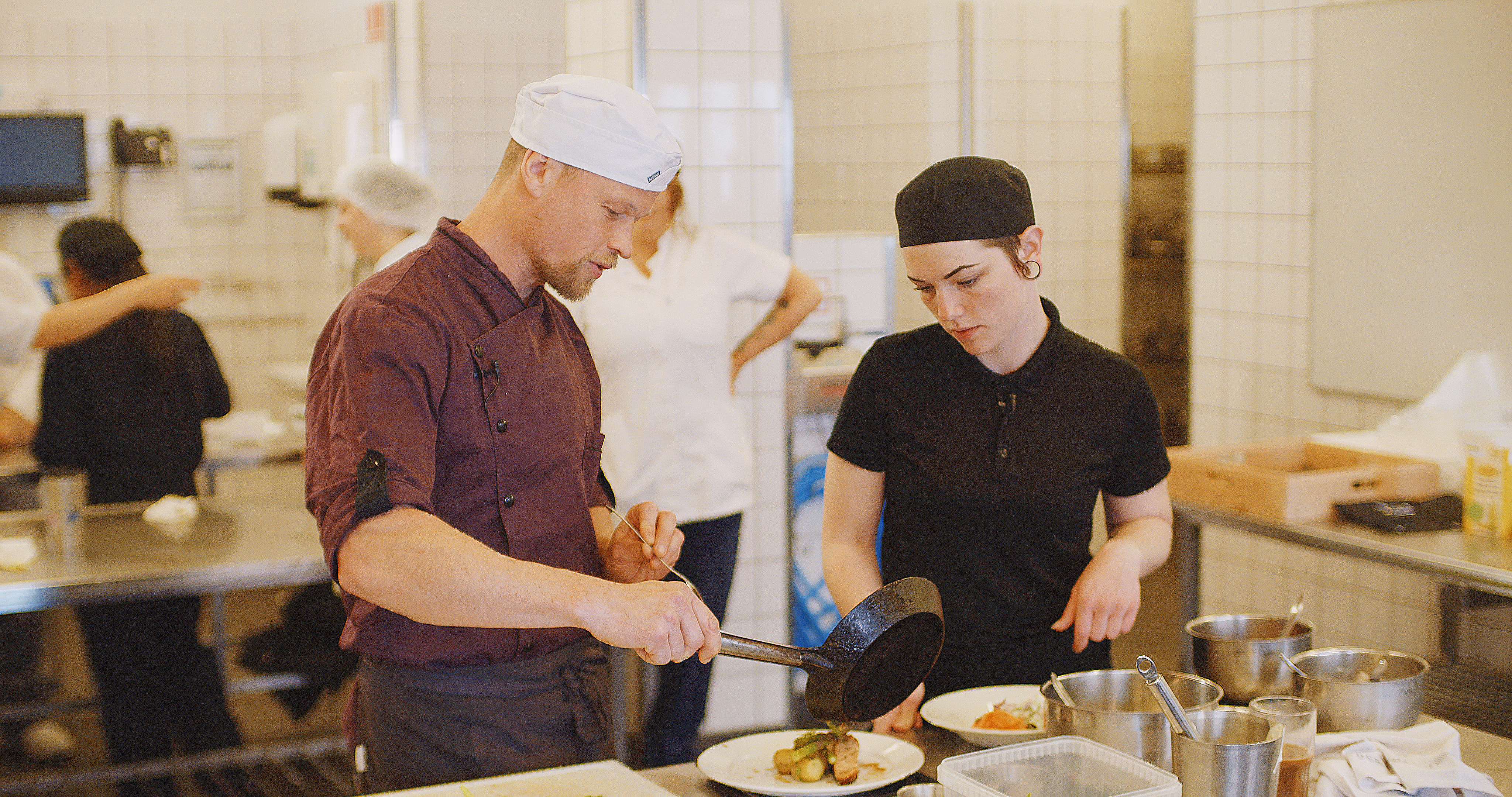 Hvis du er over 25, kan du tage en erhvervsuddannelse for voksne på Hotel- og Restaurantskolen i København.