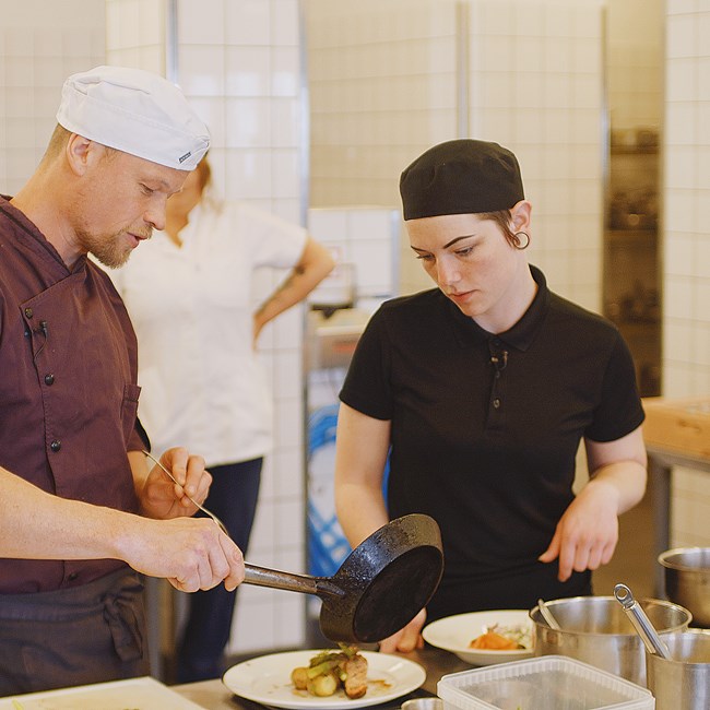 Hvis du er over 25, kan du tage en erhvervsuddannelse for voksne på Hotel- og Restaurantskolen i København.