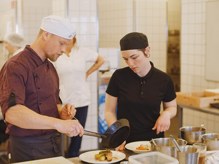 Hvis du er over 25, kan du tage en erhvervsuddannelse for voksne på Hotel- og Restaurantskolen i København.