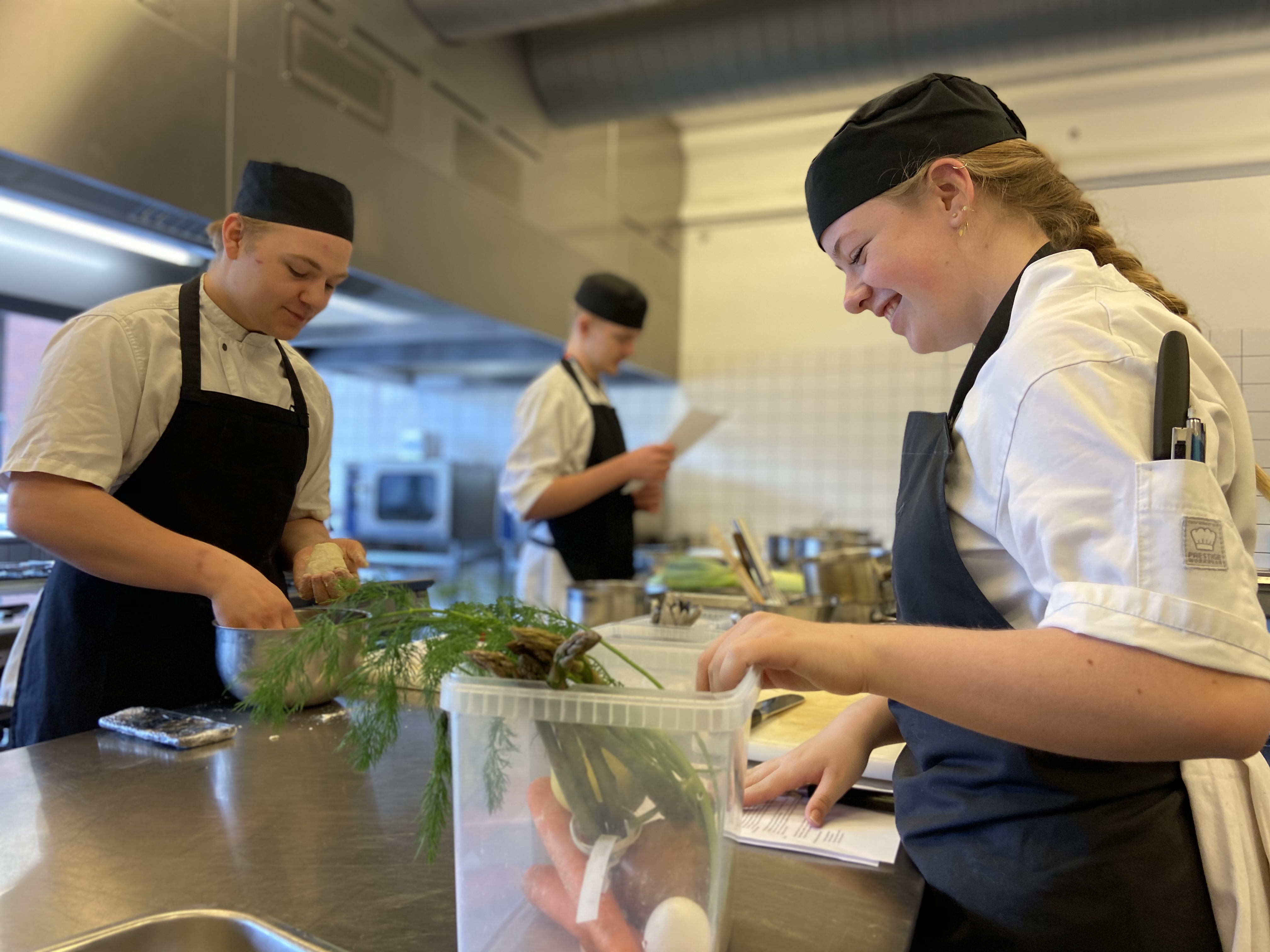 Elever ordner grøntsager inden madlavning Hotel- og Restaurantskolen