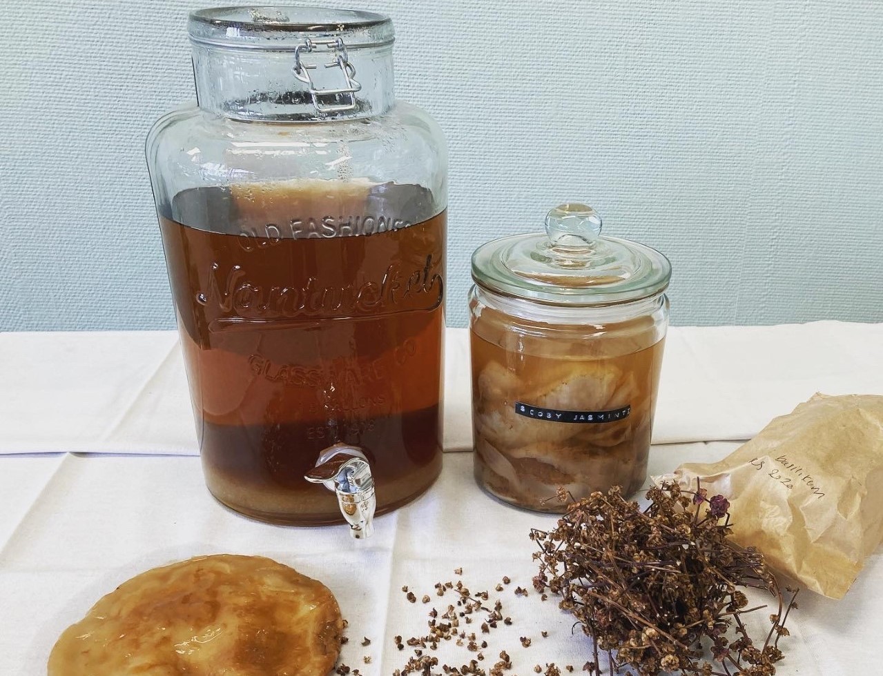 Hotel- og Restaurantskolens opskrift på kombucha,