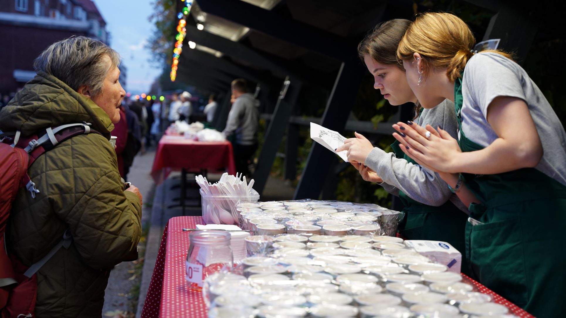 Elever på Hotel- og Restaurantskolen serverer mad for en gæst på Kulturnatten 2022