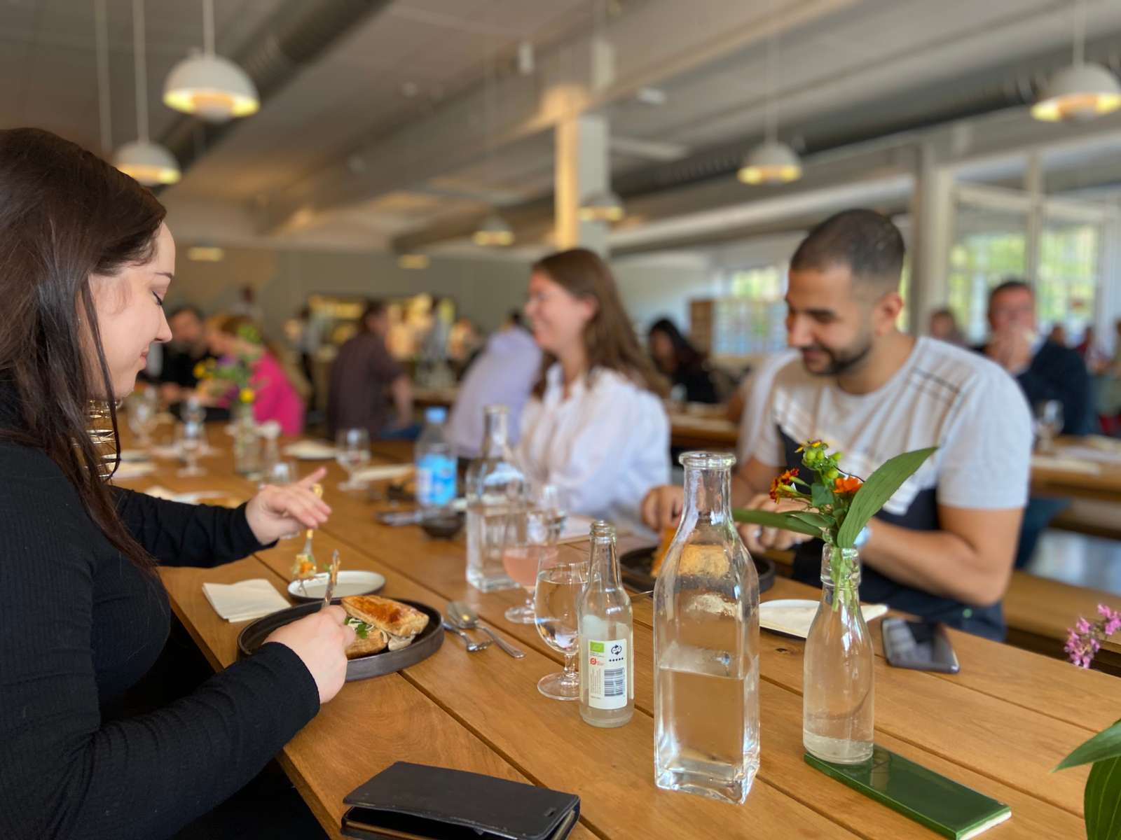Der er vin og juice på bordet på Hotel- og Restaurantskolen.