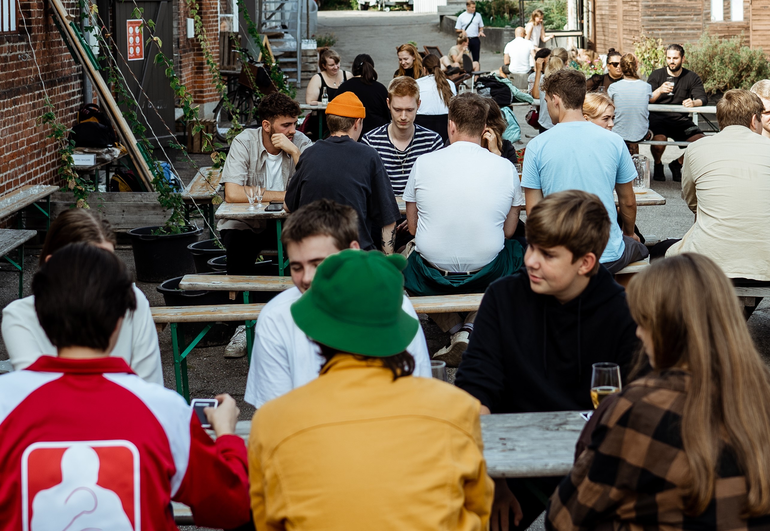 Elever er samlet udendørs.