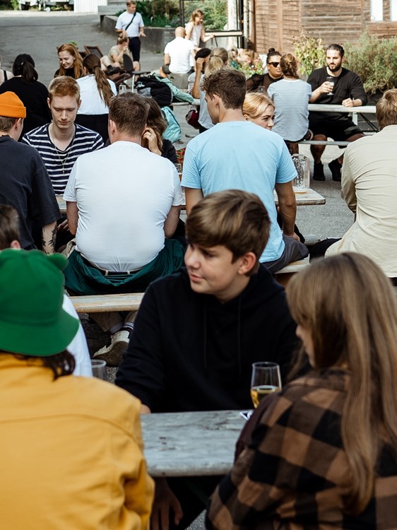 Elever er samlet udendørs.