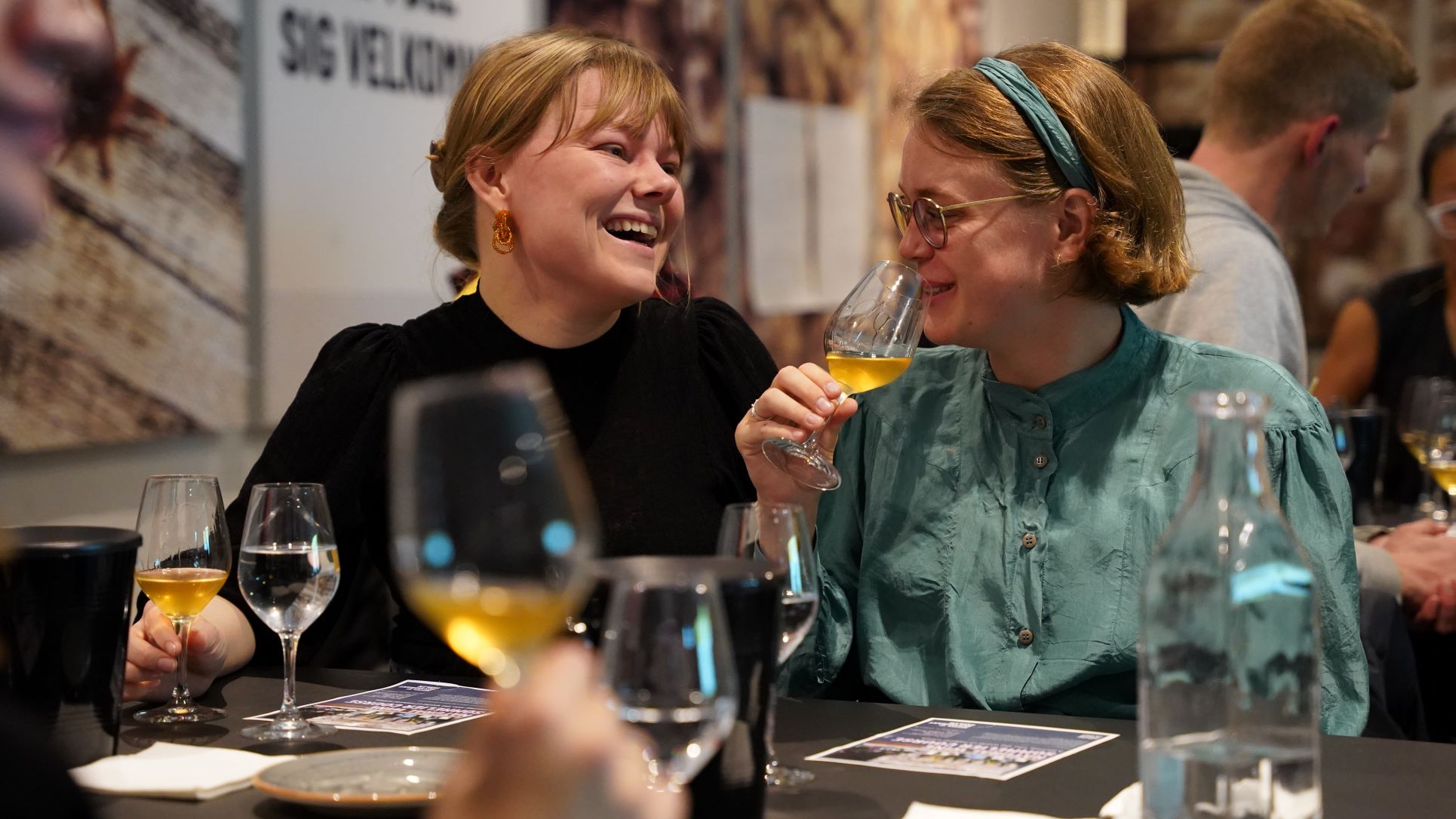 Gæster smager på deres vin til en vinsmagning på Hotel- og Restaurantskolen under Kulturnatten 2022