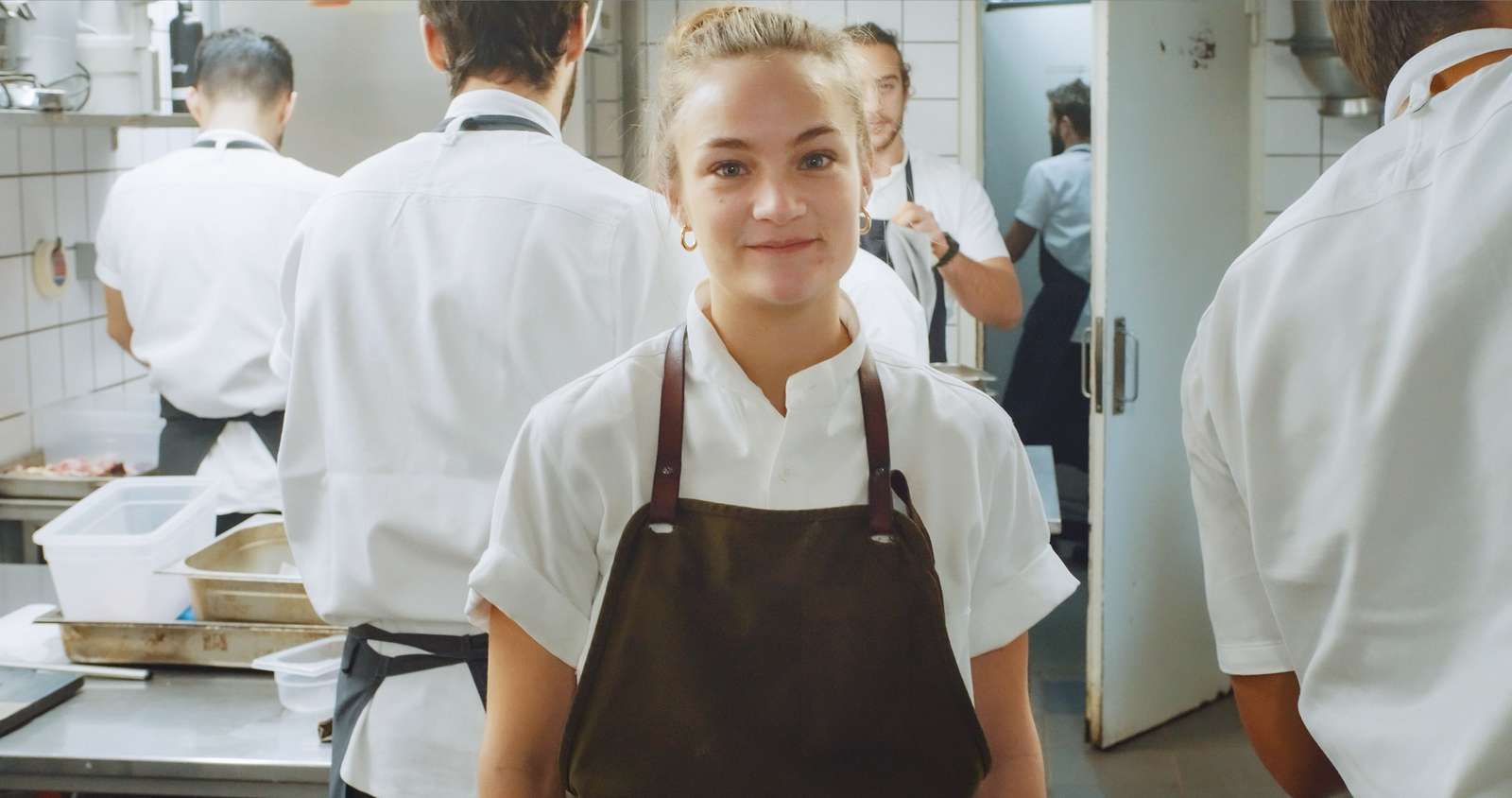 Kokkeelev Matilde i køkkenet.