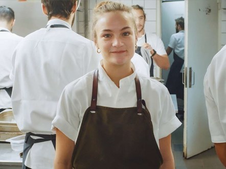 Kokkeelev Matilde i køkkenet.